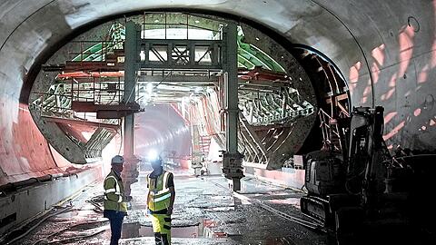 Hier wird die Röhre mit einem Schalwagen ausbetoniert.
