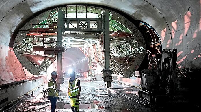 Hier wird die Röhre mit einem Schalwagen ausbetoniert.