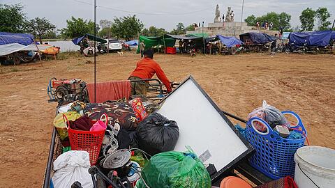 Die K&auml;mpfe entlang der 800 Kilometer langen Grenze zwischen Thailand und Kambodscha treiben zahlreiche Einwohner in die Flucht.