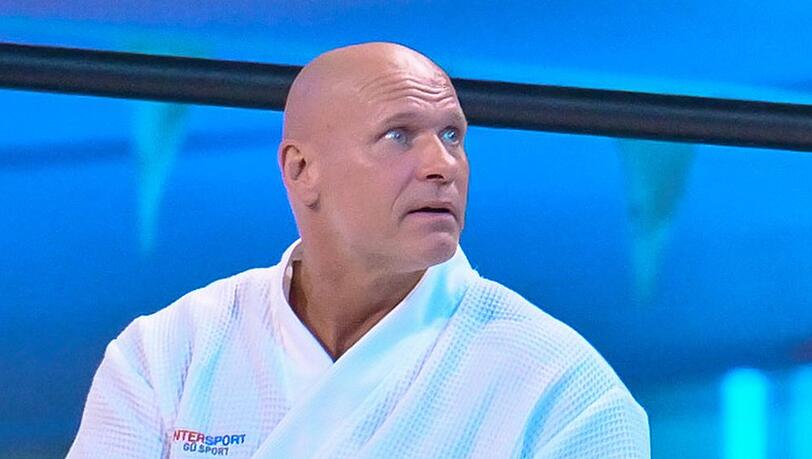 Thorsten Legat hat sich beim Turmspringen erneut verletzt. Thorsten Legat hat sich beim Turmspringen erneut verletzt.