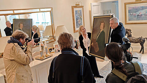 Pr&auml;sentation des Bildes im Oktober 2025 in der Berliner Privatwohnung der ehemaligen Besitzerin.