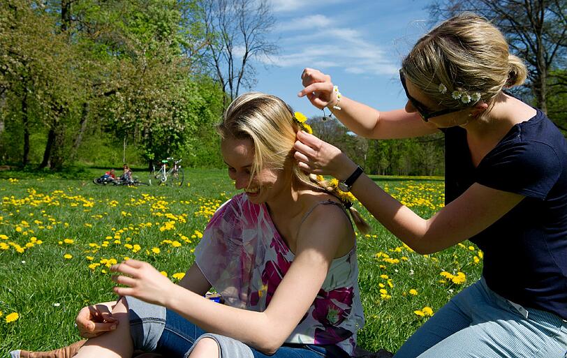 Lieber Sonne statt Uni: Am Freitag lassen es ich die beiden Studentinnen im Englischen Garten gut gehen.