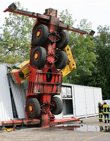 Ein umgestürzter Autokran steht am 25.09.2012 in Augsburg (Bayern) senkrecht in der Luft. Das Fahrzeug war am Mittag bei Baumschneidearbeiten nach vorne gekippt. Der Fahrer konnte das Fahrzeug in letzter Sekunde verlassen und wurde nicht verletzt.
