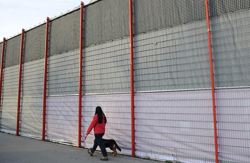 Der Sichtschutz des FC Bayern am Trainingsgelände an der Säbener Straße.