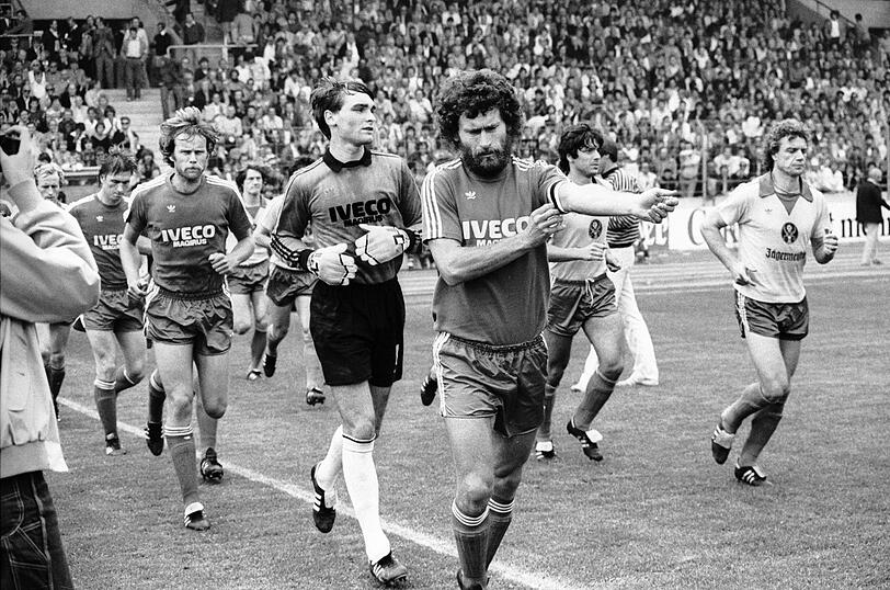 Nach einem einjährigen Intermezzo bei Eintracht Braunschweig, kehrte Breitner im Sommer 1978 zu den Bayern zurück, wo er 1983 auch seine Karriere beendete.