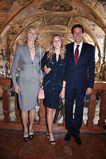 Bei der Verleihung des Bayerischen Verdienstordens: Nida-Rümelin mit Frau Natalie Weidenfeld und Tochter Juliette am 22. Juli in der Residenz.