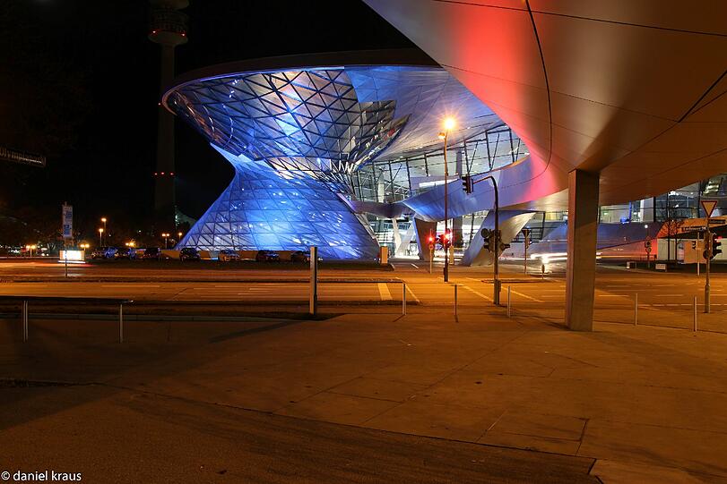 Die BMW Welt am Olympiapark in den Abendstunden.