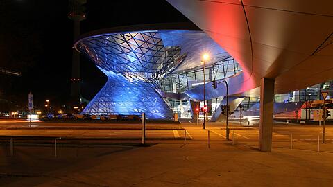 Die BMW Welt am Olympiapark in den Abendstunden.