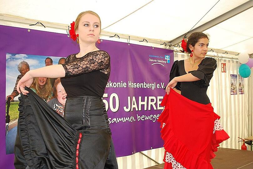 Natalie und Ariane tanzen.