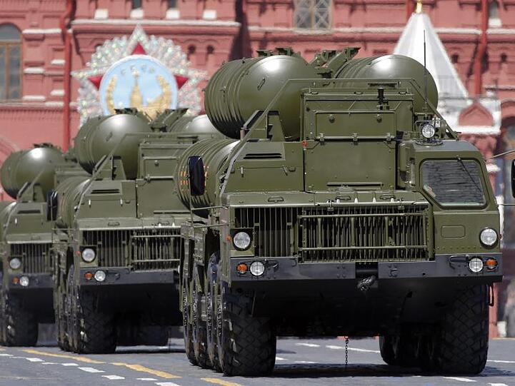 Auf dem Roten Platz in Moskau: Lastwagen der russischen Streitkräfte mit dem Flugabwehrsystem S-400.