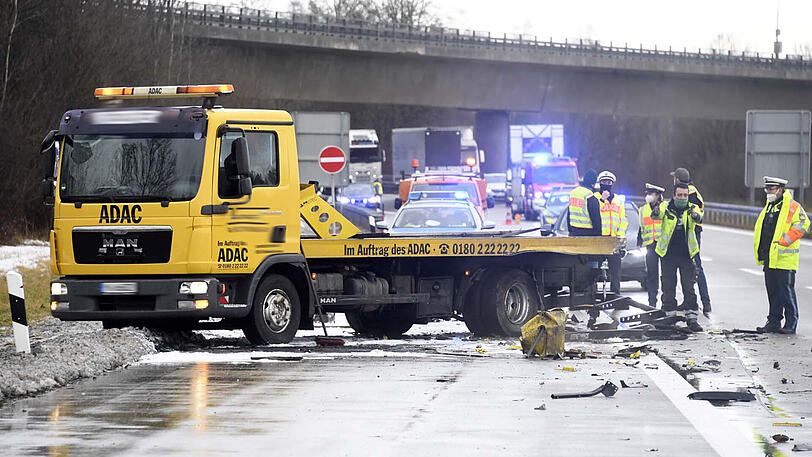 Der Lkw fuhr ungebremst in das Abschleppfahrzeug.