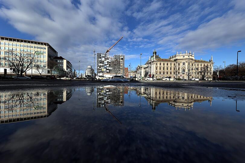 Ein großer See hat sich am Stachus gebildet, in dem sich der alte Kaufhof, der neue Königshof und der ehrwürdige Justizpalast widerspiegeln.