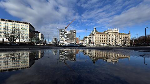 Ein großer See hat sich am Stachus gebildet, in dem sich der alte Kaufhof, der neue Königshof und der ehrwürdige Justizpalast widerspiegeln.