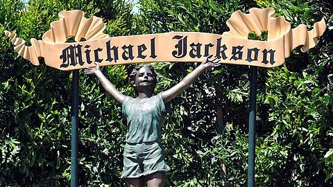 Eine der Statuen in Michael Jacksons Neverland Ranch