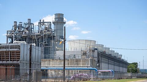 Der anhaltende KI-Boom sorgt für großen Energiehunger für neue Rechenzentren. Tech-Konzerne bauen nun verstärkt selbst Kraftwerke. Amazon plant etwa das bis dato leistungsstärkste aber auch klimaschädlichste Gaskraftwerk der USA in Texas. Abgebildet ist das bereits stehende Sand Hill Energy Center in Austin, Texas. Der anhaltende KI-Boom sorgt für großen Energiehunger für neue Rechenzentren. Tech-Konzerne bauen nun verstärkt selbst Kraftwerke. Amazon plant etwa das bis dato leistungsstärkste aber auch klimaschädlichste Gaskraftwerk der USA in Texas. Abgebildet ist das bereits stehende Sand Hill Energy Center in Austin, Texas.