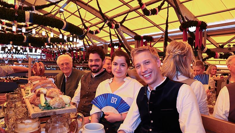 Lahav Shani mit Miri Saadon Shani und Dominik Krause beim Anstich. Was der Chefdirigent der M&uuml;nchner Philharmoniker mit Herzog Franz (links) gesprochen hat, verriet er uns leider nicht.