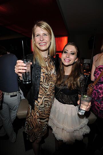 Laura Janson und Mira Walter feiern gut gelaunt.