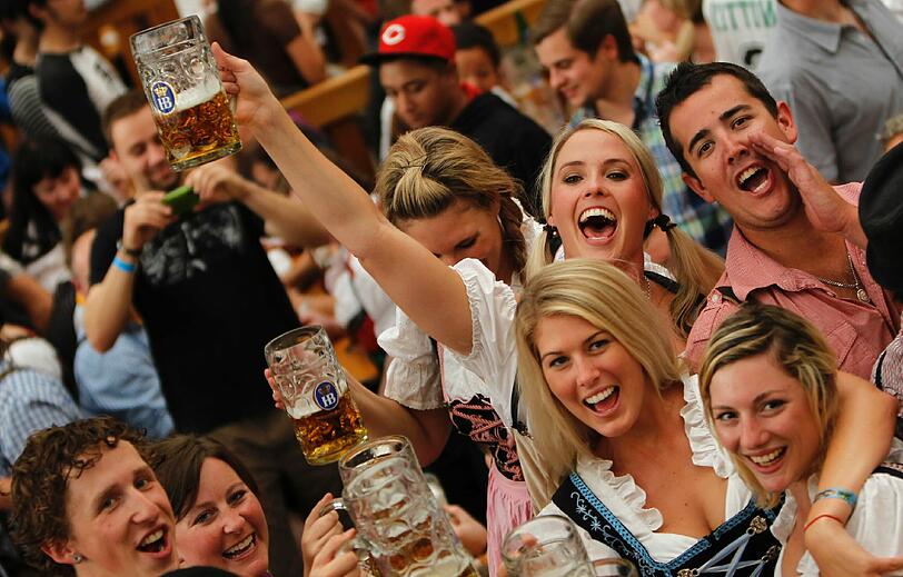 Die Maß läuft: Sehnsüchtig warteten wieder tausende auf ihr erstes Bier auf dem Oktoberfest.