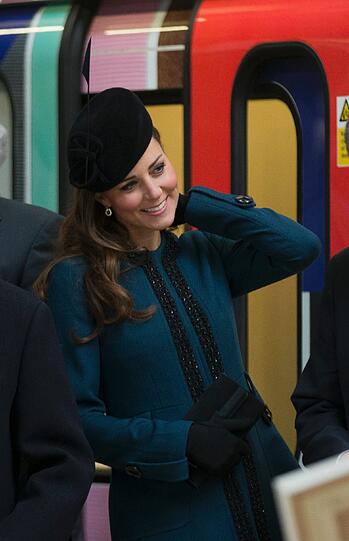 Queen Elizabeth und Kate Middleton besuchen die Londoner U-Bahn, die 150-jähriges Jubiläum feiert.