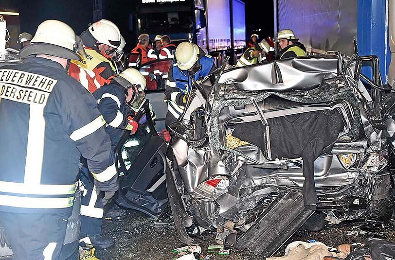 Bilder vom schweren Verkehrsunfall auf der A99 bei Neuherberg. Ein 40-Tonner raste in ein Stauende - mehrere Personen wurden schwer verletzt.
