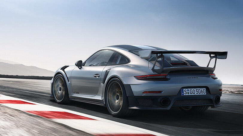 Der riesige Heckspoiler und die zahllosen Luftschlitze verraten die Nähe des GT2 RS zum Motorsport.