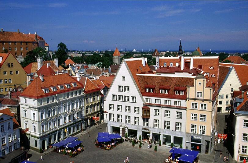 Tallinn: Estnische Schönheit 
Zeitreise zwischen Mittelalter und Moderne: Die diesjährige EU-Kulturhauptstadt hat sich vorgenommen, ihren Besuchern "Geschichten von der Meeresküste" zu erzählen. In einem ehemaligen Hangar für Wasserflugzeuge soll demnächst das neue Meeresmuseum eröffnen. Bereits möglich sind die kürzlich aufgenommenen Führungen durch die kilometerlangen unterirdischen Bastionsgänge. Durchgehend geöffnet hat die komplett welterbegeschützte Altstadt mit ihren spitzgiebligen Kaufmannshäusern und der gut erhaltenen Stadtmauer. Das Infobüro des Kulturjahres hat im Rotermann-Quartier seinen Sitz, einem schick restaurierten Industrieviertel, wo sich heute angesagte Bars und Künstlerateliers wie das "Loovala" finden. Die Kreativen dort lassen sich übrigens gern bei der Arbeit besuchen. Die besten Souvenirs gibt's im Schokoladenladen Kalev im alten Rotermann-Sägewerk. 
Nach Tallinn kommt man z.B. mit Ryanair von Weeze, Bremen und Magdeburg-Cochstedt. Flugpreise ab 20 Euro für die einfache Strecke.