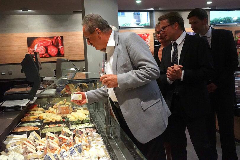Ein Brie für zwischendurch? OB Christian Ude schaut sich die Käsetheke der Edeka-Filiale besonders eingehend an.