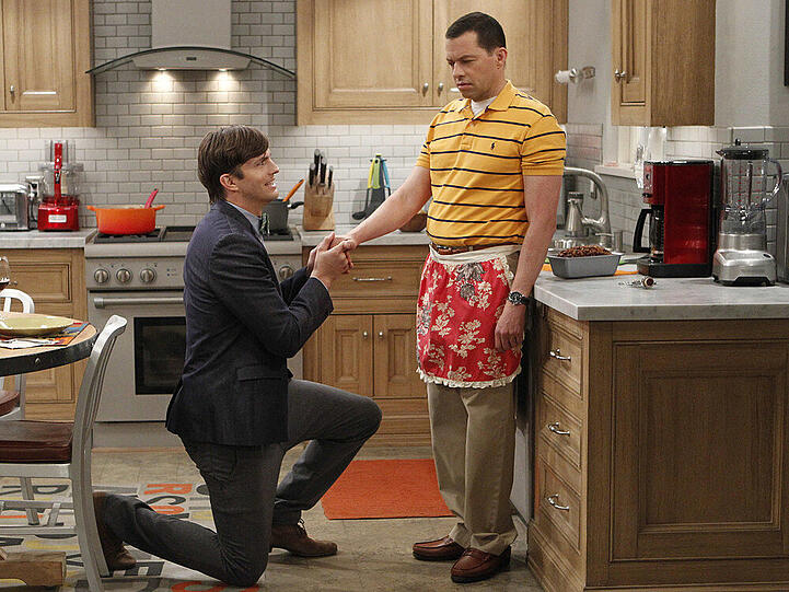 Ashton Kutcher (l.) alias Walden Schmidt hält um die Hand von Jon Cryer alias Alan Harper an