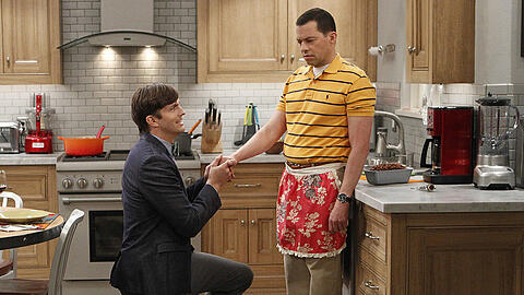 Ashton Kutcher (l.) alias Walden Schmidt hält um die Hand von Jon Cryer alias Alan Harper an