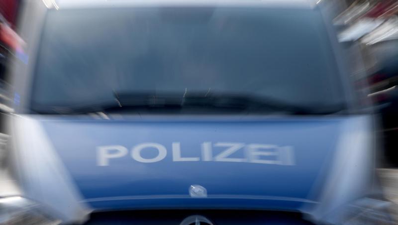 Ein Polizeiwagen mit eingeschaltetem Blaulicht. Foto: Carsten Rehder/dpa/Archivbild Ein Polizeiwagen mit eingeschaltetem Blaulicht. Foto: Carsten Rehder/dpa/Archivbild