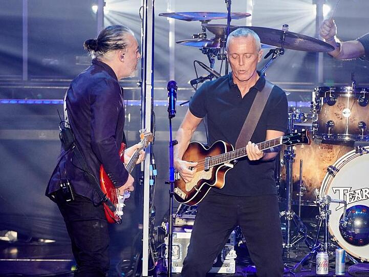 Die Sänger und Gitarristen Roland Orzabal (l) und Curt Smith im Tempodrom.