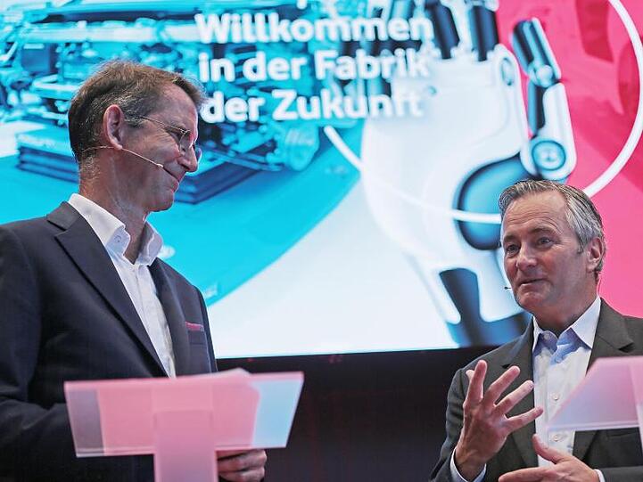 Günther Schuh (l), Gründer und Chef von e.GO, und Hannes Ametsreiter, Vorstandsvorsitzender von Vodafone Deutschland.