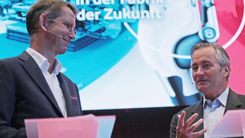 Günther Schuh (l), Gründer und Chef von e.GO, und Hannes Ametsreiter, Vorstandsvorsitzender von Vodafone Deutschland. Günther Schuh (l), Gründer und Chef von e.GO, und Hannes Ametsreiter, Vorstandsvorsitzender von Vodafone Deutschland.