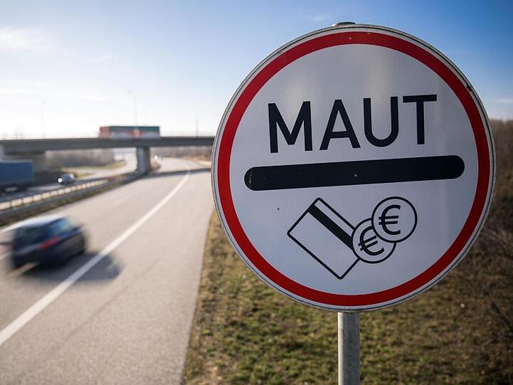 Ein Verkehrsschild weist Autofahrer der Stadtautobahn auf die Mautpflicht für die Passage des Warnowtunnels in Rostock hin.