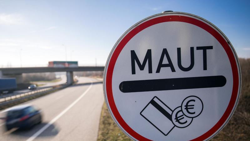 Ein Verkehrsschild weist Autofahrer der Stadtautobahn auf die Mautpflicht für die Passage des Warnowtunnels in Rostock hin. Ein Verkehrsschild weist Autofahrer der Stadtautobahn auf die Mautpflicht für die Passage des Warnowtunnels in Rostock hin.