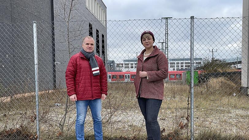 Felix Lang (BA 3) und Seija Knorr-Köning (BA 9) vor der Lücke im Arnulfpark.