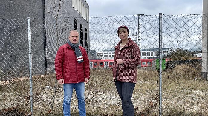 Felix Lang (BA 3) und Seija Knorr-Köning (BA 9) vor der Lücke im Arnulfpark.