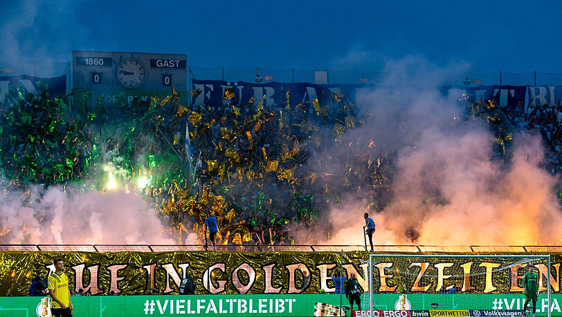 Die Kulisse im Grünwalder Stadion war auf jeden Fall erstligareif: Die Sechzger-Fans pushen ihr Team - leider ohne Erfolg. Die Kulisse im Grünwalder Stadion war auf jeden Fall erstligareif: Die Sechzger-Fans pushen ihr Team - leider ohne Erfolg.