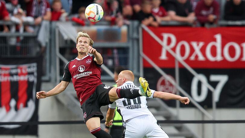 Der Nürnberger Lino Tempelmann (l) kämpft mit Sebastian Vasiliadis von Bielefeld um den Ball.