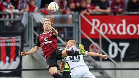 Der Nürnberger Lino Tempelmann (l) kämpft mit Sebastian Vasiliadis von Bielefeld um den Ball.