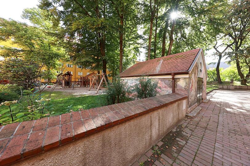 Ein herrlicher Spielplatz mit einem schön bemalten Garagenhäuschen.