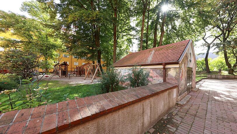 Ein herrlicher Spielplatz mit einem schön bemalten Garagenhäuschen.