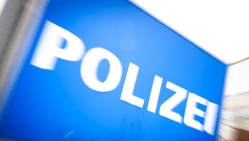 Neongrün verfärbtes Wasser ist am Dienstag in drei Brunnen im Fürther Stadtgebiet entdeckt worden. Die Kriminalpolizei ermittelt. (Symbolbild) Neongrün verfärbtes Wasser ist am Dienstag in drei Brunnen im Fürther Stadtgebiet entdeckt worden. Die Kriminalpolizei ermittelt. (Symbolbild)