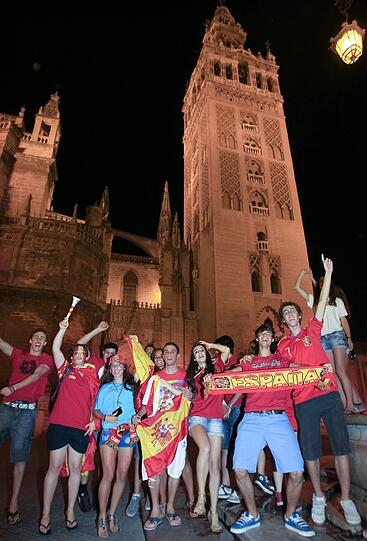 In München und rund um die Welt feierten die Spanien-Fans nach dem EM-Sieg über Italien ausgelassen - die Anhänger der "Squadra Azzurra" hingegen trugen Trauer. Hier sehen Sie die Bilder.