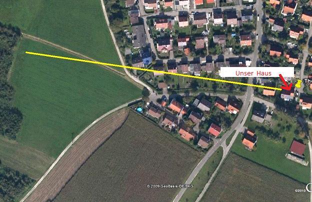 Die Flugbahn des Eisenteils: Links die Wiese, die der Bauer mähte, 350 Meter weiter rechts das Haus der Familie, die der AZ die Illustration schickte.