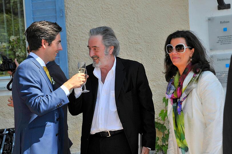 Monaco-Franze-Schöpfer Helmut Dietl stößt mit seinem Sohn auf dessen Hochzeit an.