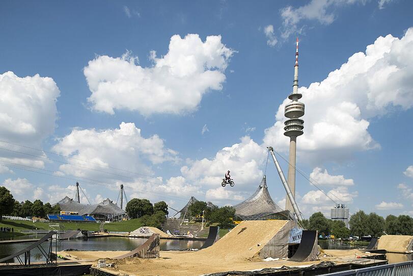 Waghalsige Jumps und das über Wasser. Die Bilder vom Training der X-Fighters auf dem Olympiasee.