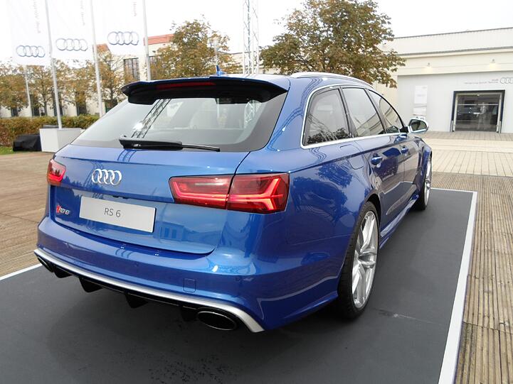 Der neue Audi RS6 Avant strahlt aus jedem Blickwinkel Kraft und Dynamik aus.