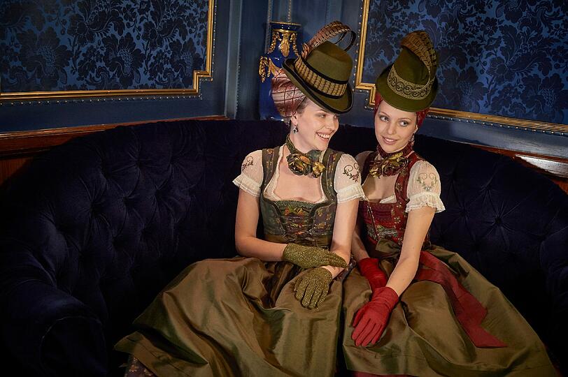 Auch Hüte mit Federn oder Kropfbänder mit Blumenschmuck können das Dirndl aufpeppen, hier von Sportalm (Dirndl ca. 600 Euro, Bluse ca. 160 Euro, Kropfband ca. 100 Euro). https://www.lodenfrey.com/index.php?lang=0&cl=celebros_search&sQWSearchProfile=SalePhase&searchparam=Wiesndirndl+2015&nrinfscr=1