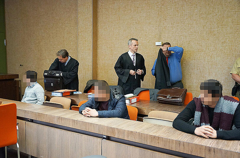 Die Angeklagten im Gericht.
